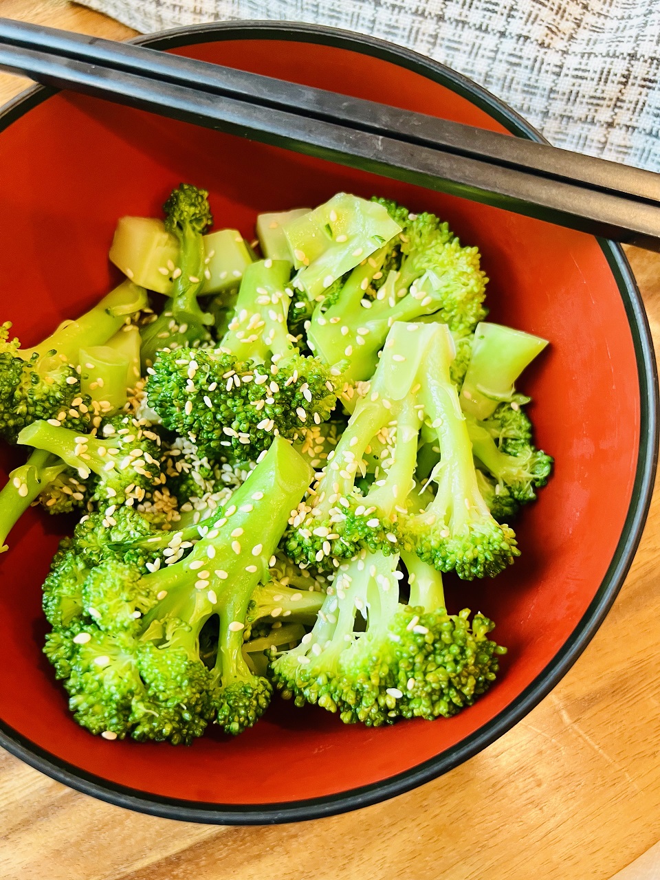Broccoli with sesame seeds in a bowl